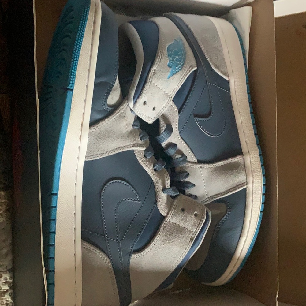 Men’s Jordan 1 mid